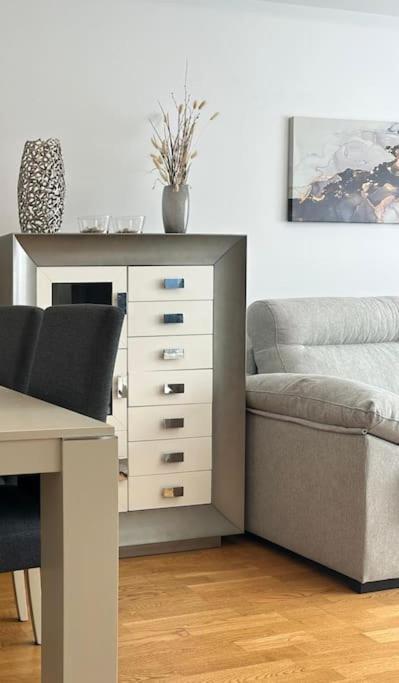 Studio 14 + Garaje Incluido. Nuevo, Elegante, Acogedor. Haro Luaran gambar